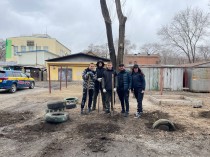 Члены Молодежного совета при Думе УГО убрали старые шины во дворе жилого дома